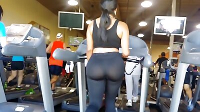 Chica xxx videos mexicanas maduras con grandes ordeños posando para la cámara.