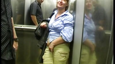 Luego de darse señoras mexicanas follando una ducha, la señora lubrica el cuerpo con crema y se excita.