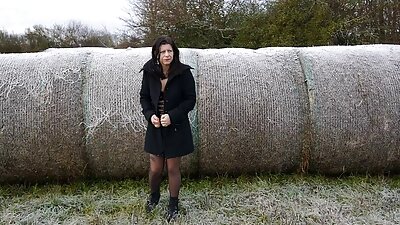 La chica gime dulcemente videos xxx de mexicanas maduras y se mete un dildo en la entrepierna.