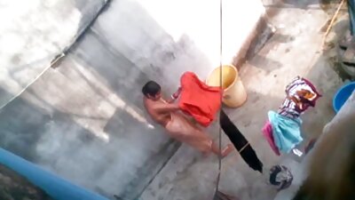 Polla de mexicanas maduras videos pelo oscuro chupa a un hombre en el vestuario.