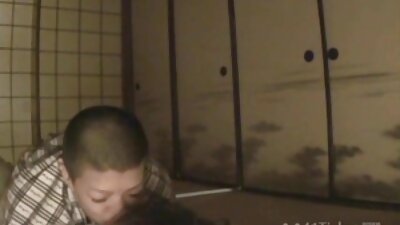 La pelinegra se sentó con un gorro en el miembro del varón. videos pornos maduras mexicanas