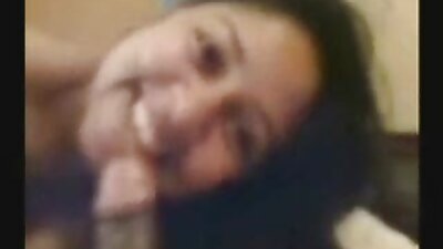 Un poco groseramente jodió videos de maduras mexicanas a una chica a través de las bragas.