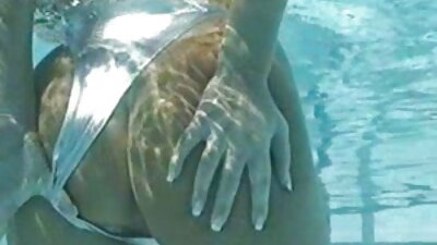 Chica desnuda acaricia su coño peludo con videos pornos de maduras mexicanas las manos.
