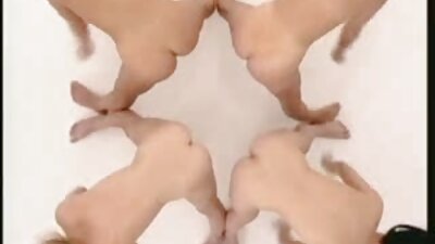 Chica gordita meando mientras está de pie, videos pornos de maduras mexicanas separando sus labios.