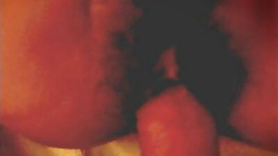 Un estudiante xxx videos maduras mexicanas sentado en el inodoro acaricia el pene de un hombre.