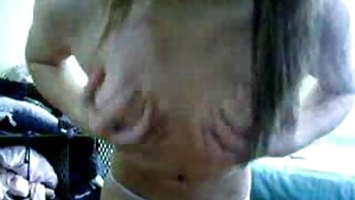 Una sexmex maduras chica con una gorra peluda se masturba.