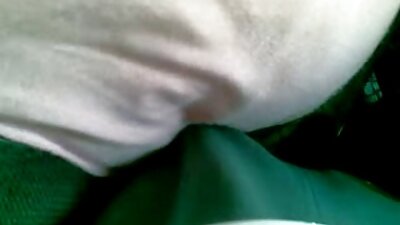 Dulce bestia mima su coño con la masturbación en la cama. videos pornos de maduras mexicanas