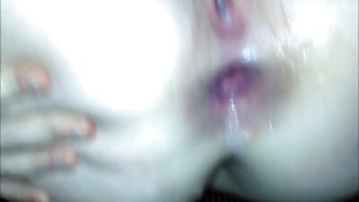 La hembra señoras xxx mexicanas se masturba acostada y experimenta sensaciones indescriptibles.