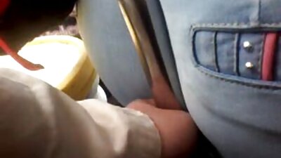 Hombre apasionado acostado señoras maduras mexicanas sobre la espalda de una linda belleza.